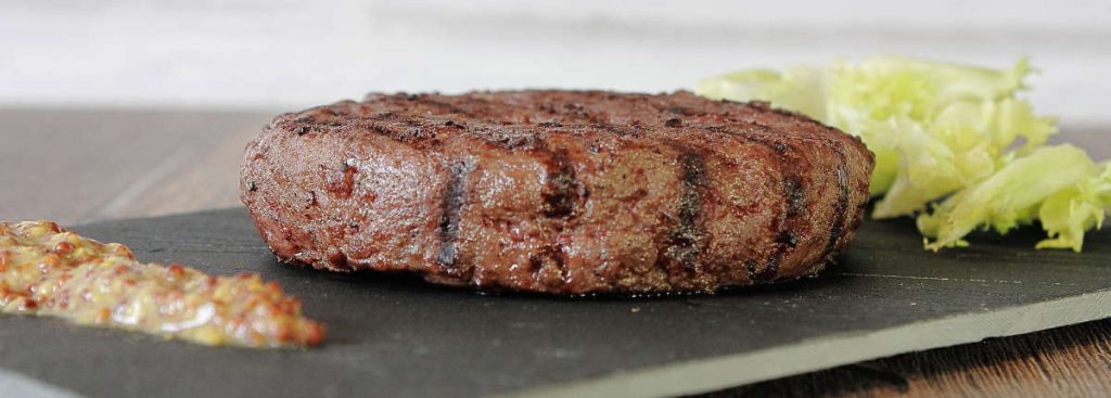 Hamburguesa Hamburdehesa servida en plato